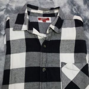 Arizona Jean Co. Black and White Long Sleeve Button Down Flannel (Large)